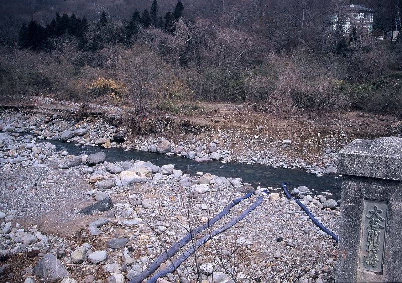 大沢開拓橋から見た余笹川の河道被害｜気象災害画像データベース